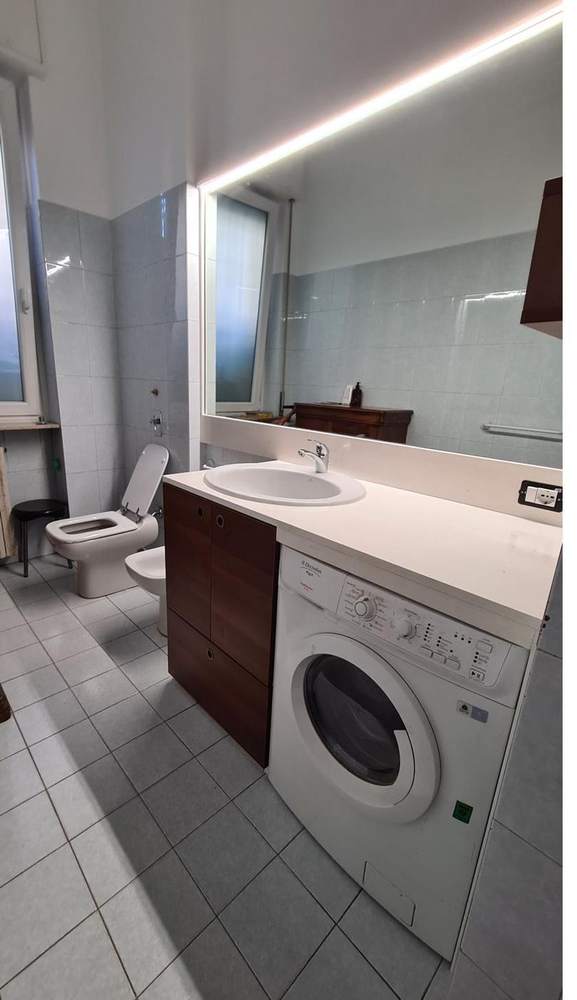Mobile bagno in noce con vano lavatrice