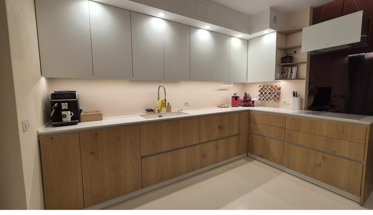 Cucina a L in rovere e bianco