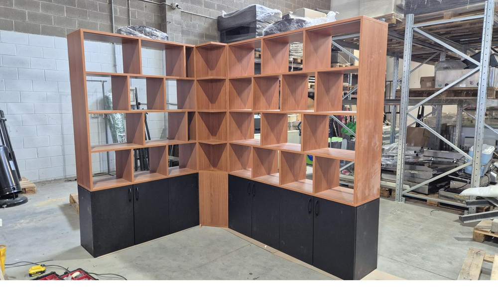 Libreria angolare scura