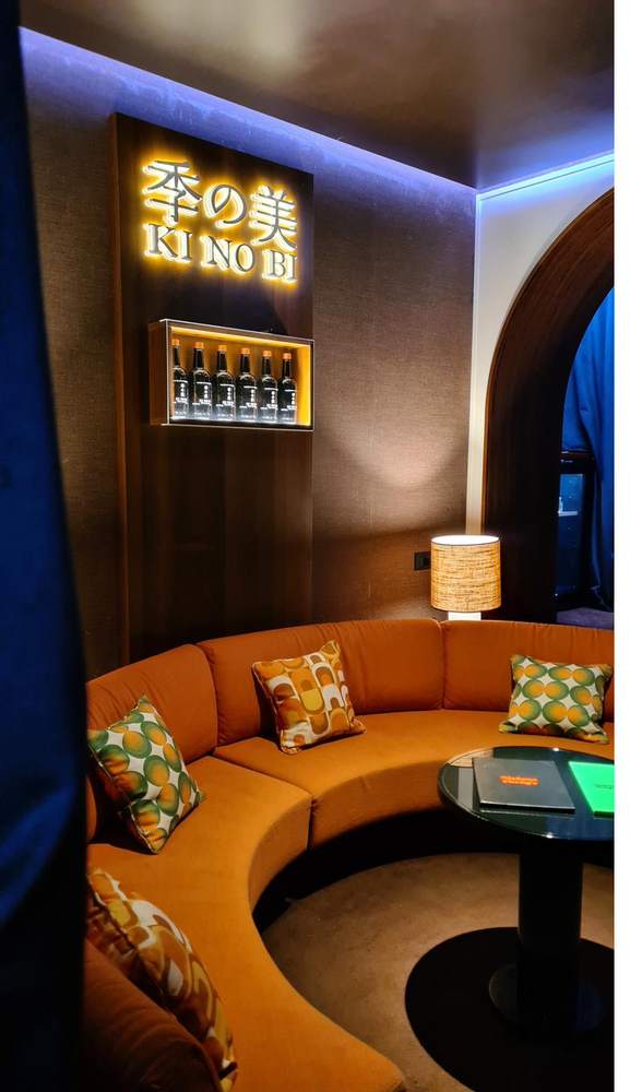Lounge con divano curvo