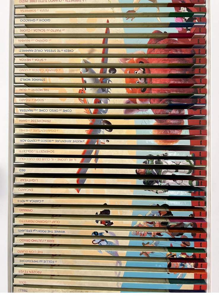 Libreria con inserti colorati