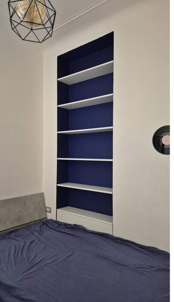 Libreria blu in cameretta