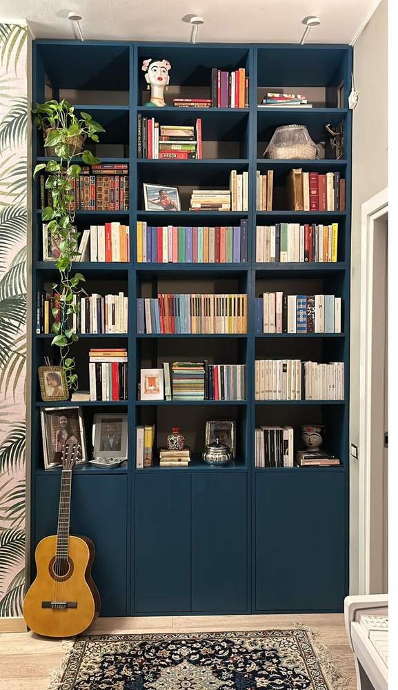 Libreria blu su misura a tutta altezza, con ante nella parte bassa