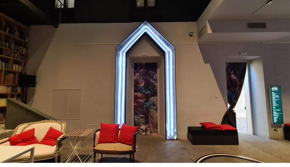 Lounge con arco luminoso
