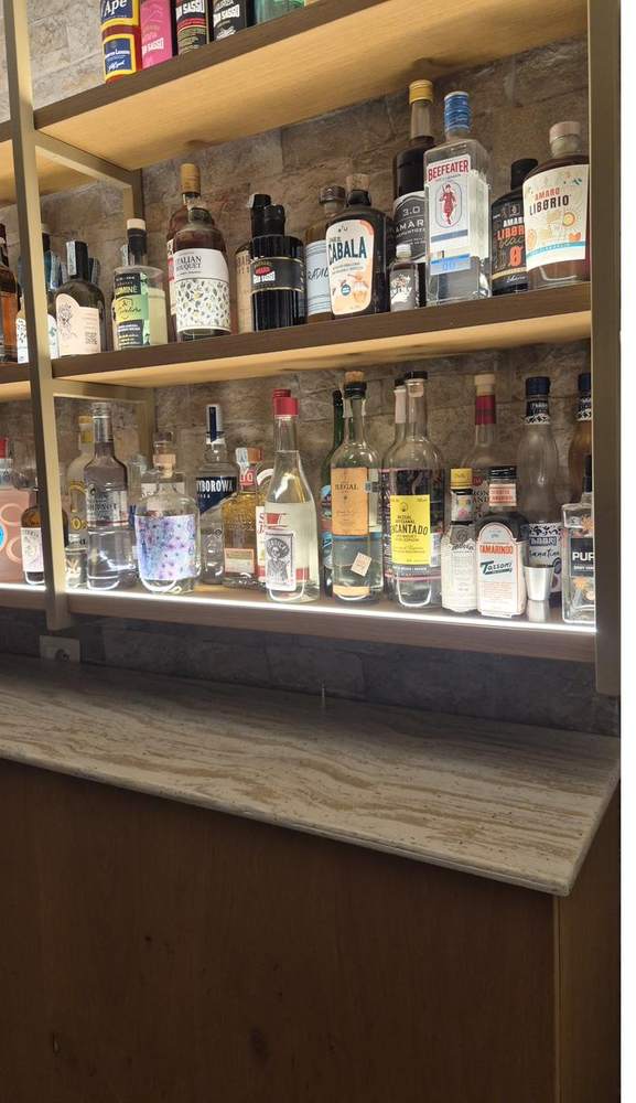 Mobile bar in legno con vetrina illuminata