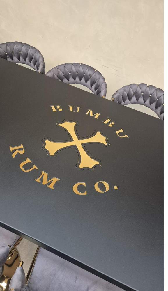 Piano nero con logo in oro
