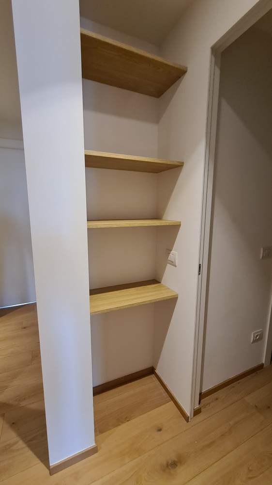 Nicchia con mensole in rovere