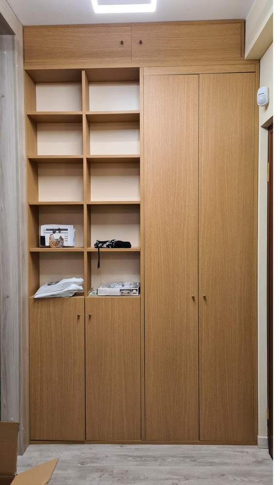 Mobile d'ingresso in rovere con armadio e libreria