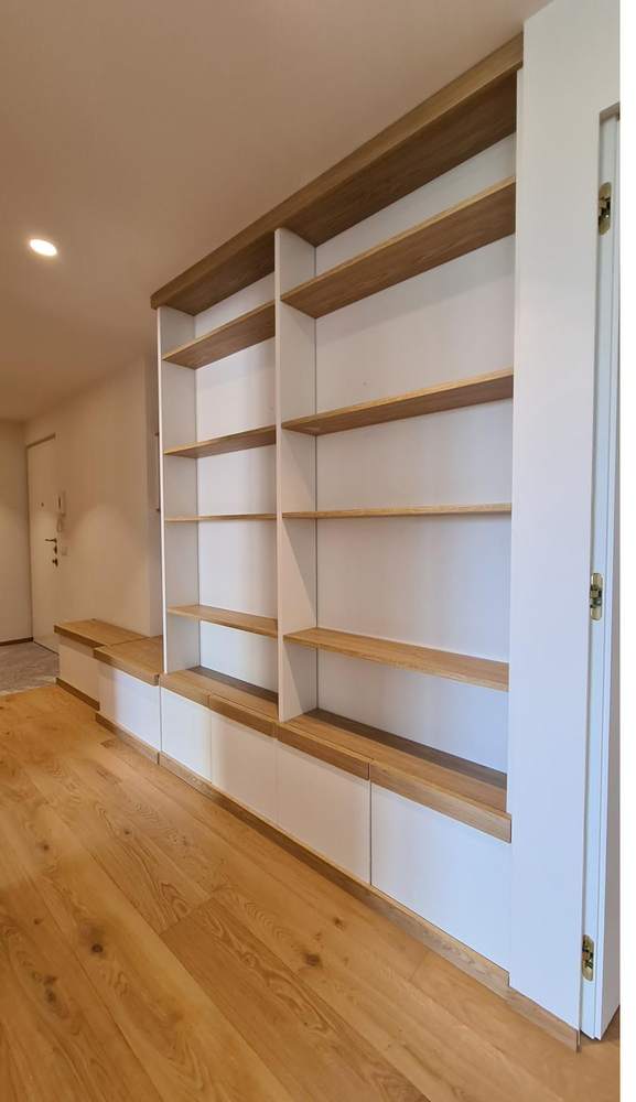 Libreria bianca e rovere nel corridoio
